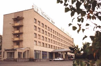 Здание гостиницы 'Кавказ' - предполагаемое
    место проведения школы